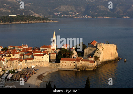 Budva,città vecchia penisola,Cattedrale di St John,torre campanaria,mura di fortificazione,costa adriatica,Montenegro Foto Stock