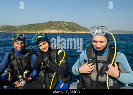 Tre subacquei pronti a tuffarsi nel mare Mediterraneo Foto Stock