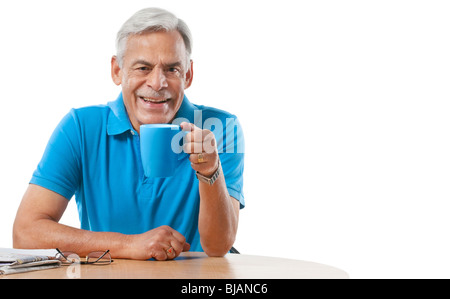 Il vecchio uomo avente una tazza di tè Foto Stock