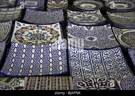 Ceramiche fatte a mano sul display in un negozio di Fez, Marocco Foto Stock