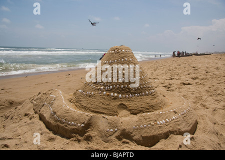 Una struttura di sabbia costruito in onore di Ganpati, il festival dedicato a Ganesh,un dio indù, in puri, Orissa, India Foto Stock