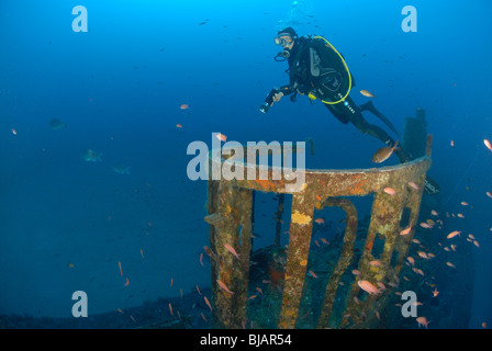 Subacqueo ad esplorare il Rubis naufragio nel Mare Mediterraneo Foto Stock