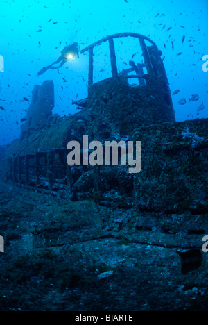 Subacqueo ad esplorare il Rubis naufragio nel Mare Mediterraneo Foto Stock