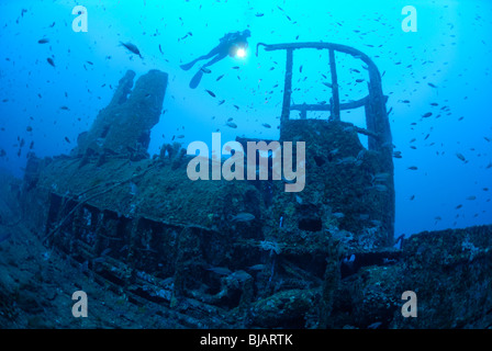 Subacqueo ad esplorare il Rubis naufragio nel Mare Mediterraneo Foto Stock