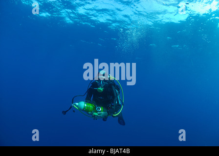 Subacqueo con un serbatoio di nitrox al fermo di sicurezza Foto Stock