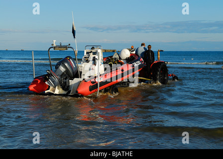 Trattore tirando un gonfiabile barca diving, Normandia, Francia Foto Stock