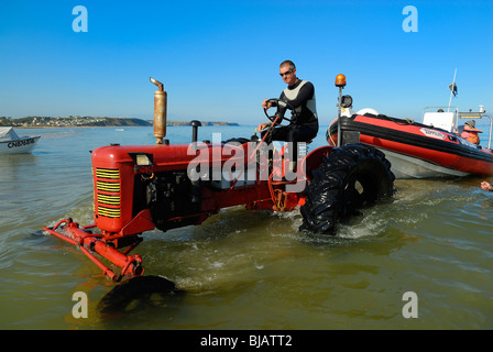 Trattore tirando un gonfiabile barca diving, Normandia, Francia Foto Stock