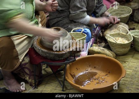 Le donne che producono olio di argan per cosmetici con metodi tradizionali Foto Stock