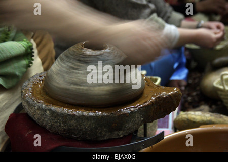 Le donne che producono olio di argan per cosmetici con metodi tradizionali Foto Stock