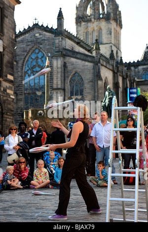 Giocoliere divertente folle a Edinburgh Fringe Festival Foto Stock