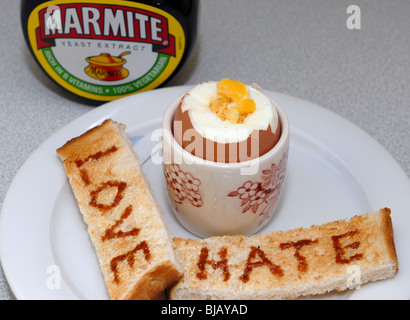 Un'immagine generica di marmite con amore e odio scritto sul pane tostato. Un marchio Unilever garantito a causa degli argomenti. Foto Stock