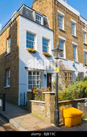 Hampstead , Londra , corner cottage dal pallone a piedi & Back Lane con gas luce in primo piano Foto Stock