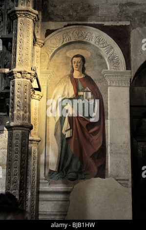 Affresco di Maria Maddalena con i capelli lunghi e la casella di unguento attributi da Piero della Francesca nel Duomo di Arezzo, Toscana, Italia Foto Stock