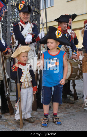 Ragazzi giovani, reenactors sulla strada di rievocazione dell'Assedio di Neisse durante la guerra napoleonica con la Prussia nel 1807 a Nysa, Polonia Foto Stock