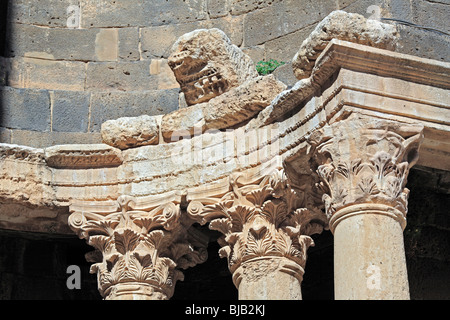 Capitali nel teatro romano di Bosra, Siria Foto Stock