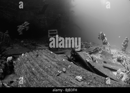 Sommozzatore cercando il Salem Express relitto off Safaga, Mar Rosso. Foto Stock