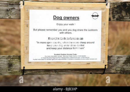 Firma chiedendo ai proprietari di cani di seguire il codice di accesso all'aperto scozzese, Clyde Muirshiel Regional Park, Lochwinnoch, Renfrewshire, Scozia, Regno Unito Foto Stock