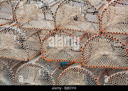 Cantre (aragosta trap) impilati pronti per il caricamento su una barca da pesca a Ullapool Harbour Foto Stock