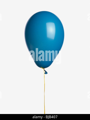 Blu a palloncino con il taglio del nastro in uscita su sfondo bianco Foto Stock