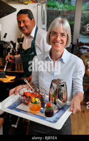 Una coppia che gestisce un bed and breakfast guesthouse preparare la colazione per i loro ospiti REGNO UNITO Foto Stock