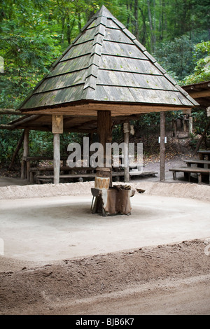 Riserva Sacred Ground nel villaggio indiano di Oconaluftee, North Carolina, nelle Great Smoky Mountains, tribù nativa dei Cherokee negli Stati Uniti Foto Stock