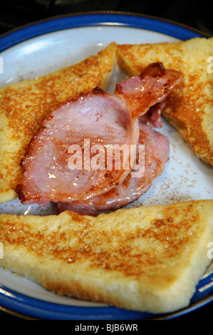 Bacon con toast alla francese per la prima colazione in un bed and breakfast guesthouse UK Foto Stock