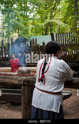 Nativi americani Cherokee tribù Reservation NC Oconaluftee Village Indiani Smoky Mountains un giovane che produce canoa in legno negli Stati Uniti ad alta risoluzione Foto Stock