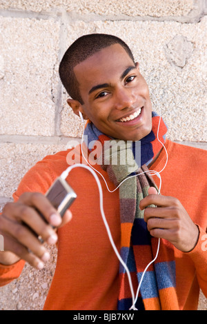 Bello stile afro-americano di giovane uomo che ascolta la musica Foto Stock