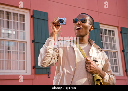 Giovani afro-americano di turista maschio con la fotocamera per scattare foto Foto Stock