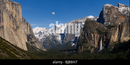 Panorama della valle di Yosemite dalla vista di tunnel con luna e arcobaleno su Bridalveil Falls con cielo blu Yosemite National Park California USA Foto Stock