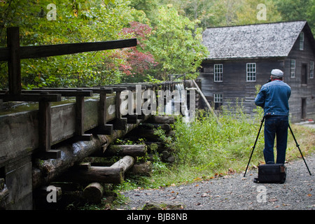 Mingus Mill Cherokee North Carolina Great Smoky Mountains negli Stati Uniti vista da dietro persona panoramica un uomo scatta foto Nord America la vita quotidiana degli Stati Uniti ad alta risoluzione Foto Stock