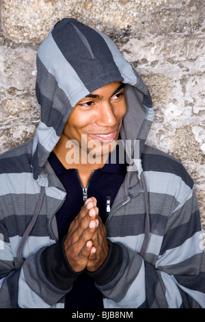 Bello stile afro-americano di giovane uomo che indossa felpa con cappuccio Foto Stock