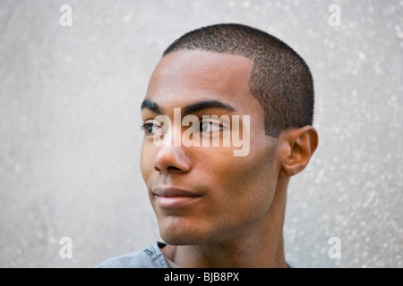 Vista laterale della faccia grave di giovani afro-americano di uomo Foto Stock