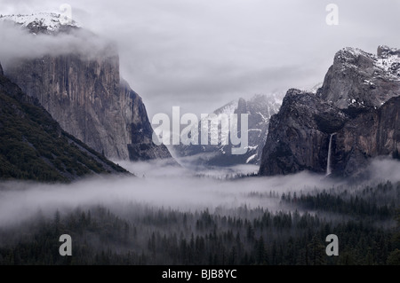 Le nuvole e la nebbia nella valle di Yosemite dopo una tempesta di neve dalla vista di tunnel Yosemite National Park California USA Foto Stock