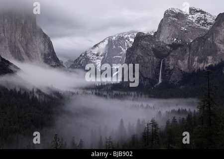 Cancellazione di tempesta di neve con le nuvole e la nebbia nella Yosemite Valley dalla vista di tunnel Yosemite National Park California USA Foto Stock