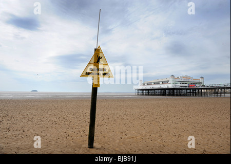 Vista generale della spiaggia di Weston-Super-Mare con Grand pier e fango e segno di avvertimento REGNO UNITO Foto Stock