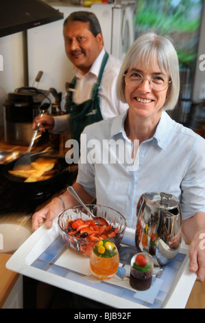 Una coppia che gestisce un bed and breakfast guesthouse preparare la colazione per i loro ospiti REGNO UNITO Foto Stock