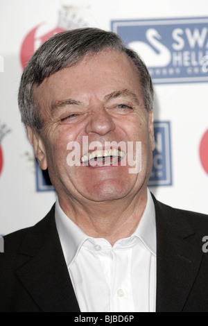 TONY BLACKBURN OLDIE DELL'ANNO AWARDS 2009 DI SIMPSON IN THE STRAND LONDON 24 Febbraio 2009 Foto Stock