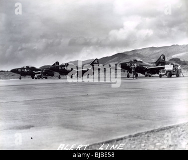 Una linea di F9F Grumman Panther jet fighter è parcheggiata e pronto al decollo durante la Guerra di Corea. Pantherjet jet fighter alert Foto Stock