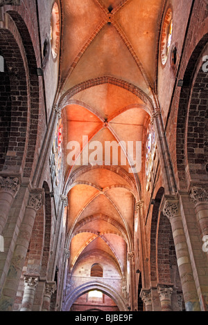 Interno della chiesa romanica di San Giuliano (XII secolo), Brioude, Auvergne, Francia Foto Stock