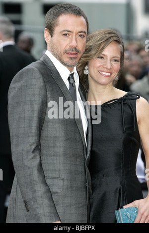 ROBERT DOWNEY JR CON LA MOGLIE SUSAN DOWNEY IRON MAN premiere del film cinema Odeon WEST END Leicester Square Londra Inghilterra 24 Foto Stock