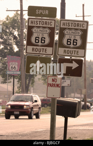 Cartelli stradali che mostra il modo della storica Route 66, Wilmington, Stati Uniti d'America Foto Stock