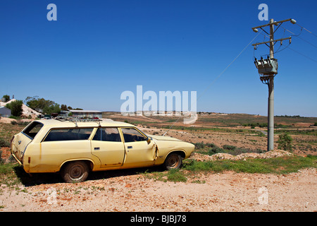 Una vecchia auto abbandonate in un outback australiano città di scogliere bianche Foto Stock
