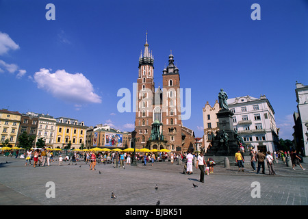 Polonia, Cracovia, Rynek Glowny, piazza principale del mercato, chiesa di Santa Maria Foto Stock