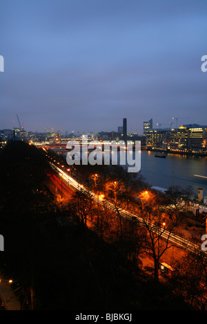 Visualizza in basso il fiume Tamigi all'alba verso Blackfriars Bridge e la città di Londra, Regno Unito. Preso da Victoria Embankment. Foto Stock