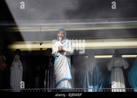 Una statua di Madre Teresa in un negozio di souvenir finestra nel villaggio di detonazione, County Mayo, Irlanda. Foto Stock