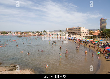 Affollata colpo al Bahia Beach Hotel Puerto de Mazarron MURCIA Costa Calida Spagna Europa Foto Stock