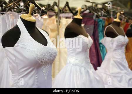 Sposa costumi su shop manichini Foto Stock