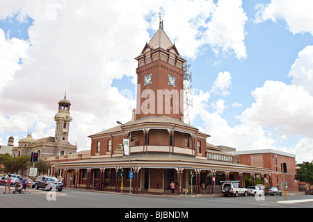 Post office con la torre dell orologio su Argent street, Broken Hill città mineraria, NSW, Australia Foto Stock