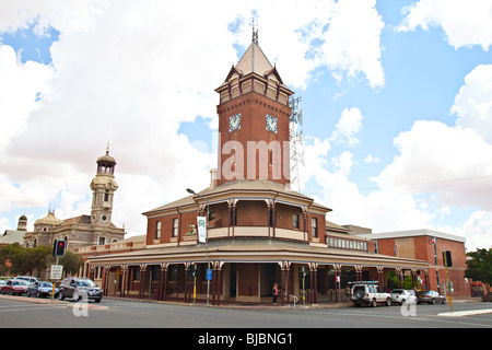 Post office con la torre dell orologio su Argent street, Broken Hill città mineraria, NSW, Australia Foto Stock